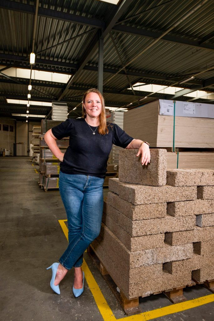 Medewerker in het Miedema-magazijn bij biobased isolatieblokken